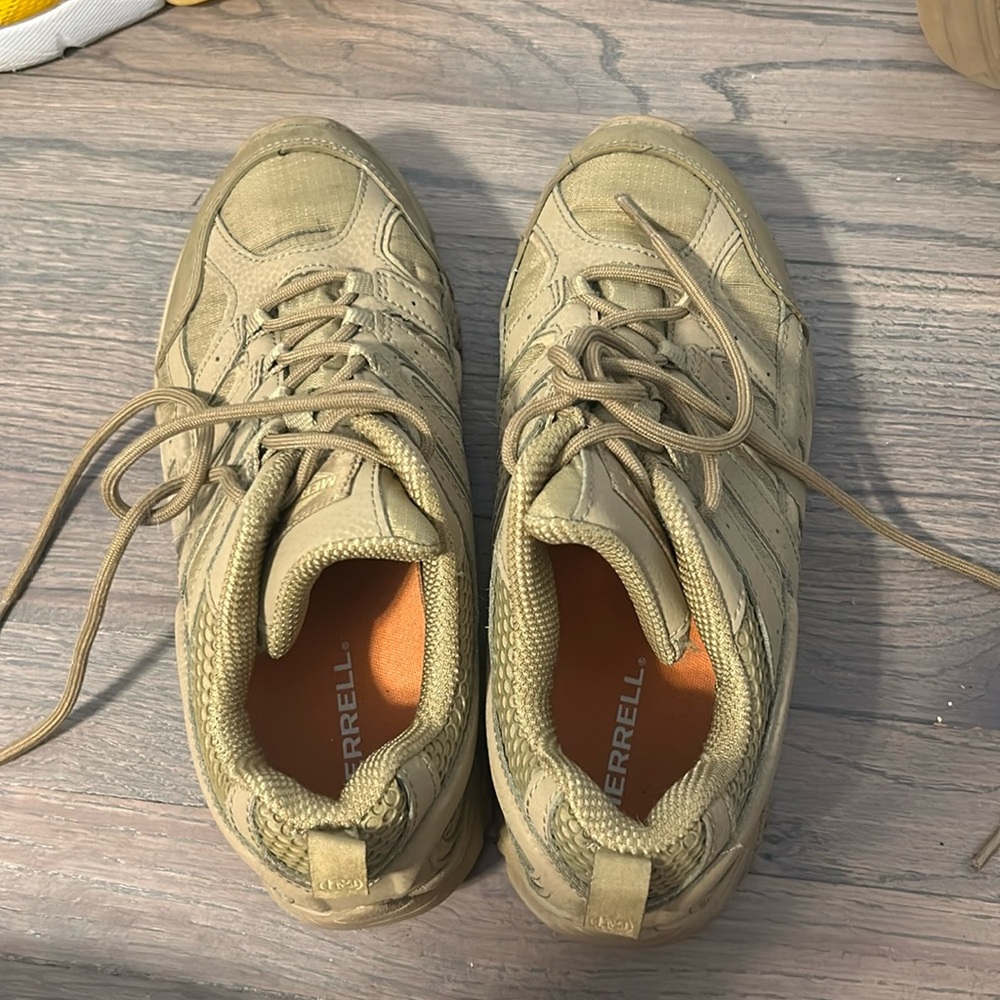 Men size 7.5 women 9 merrell hiking boots in great shape
